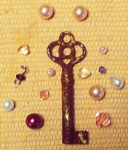 Arrange beads around the key